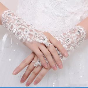 4 tips for wearing stylish wedding gloves