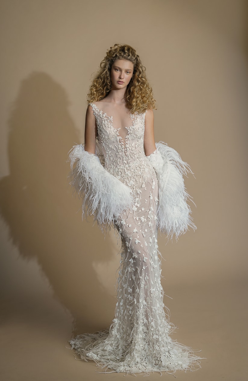 Wedding dresses with feathers: 9 unmissable proposals