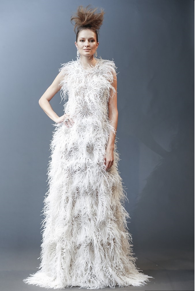 Wedding dresses with feathers: 9 unmissable proposals