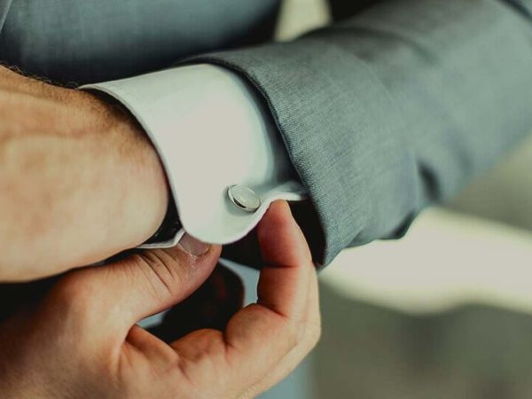 What is the correct way to wear cufflinks