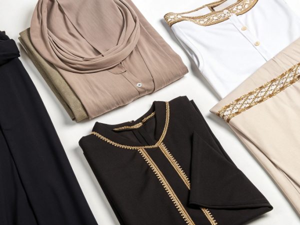 Guide to mosque clothing with tips on how to dress respectfully for a masjid visit.